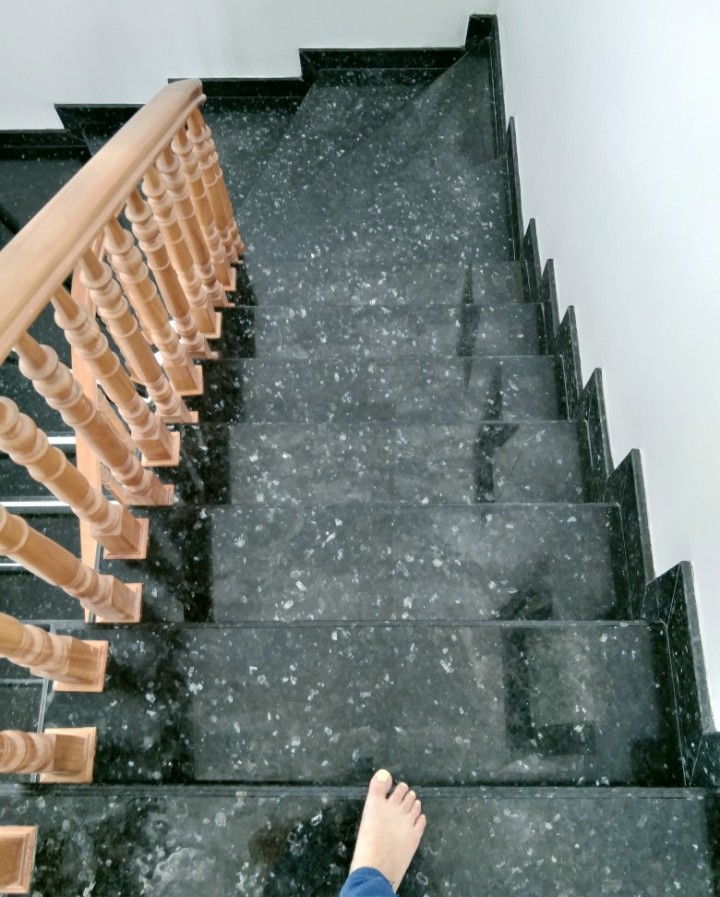 da-hoa-cuong-op-cau-thang