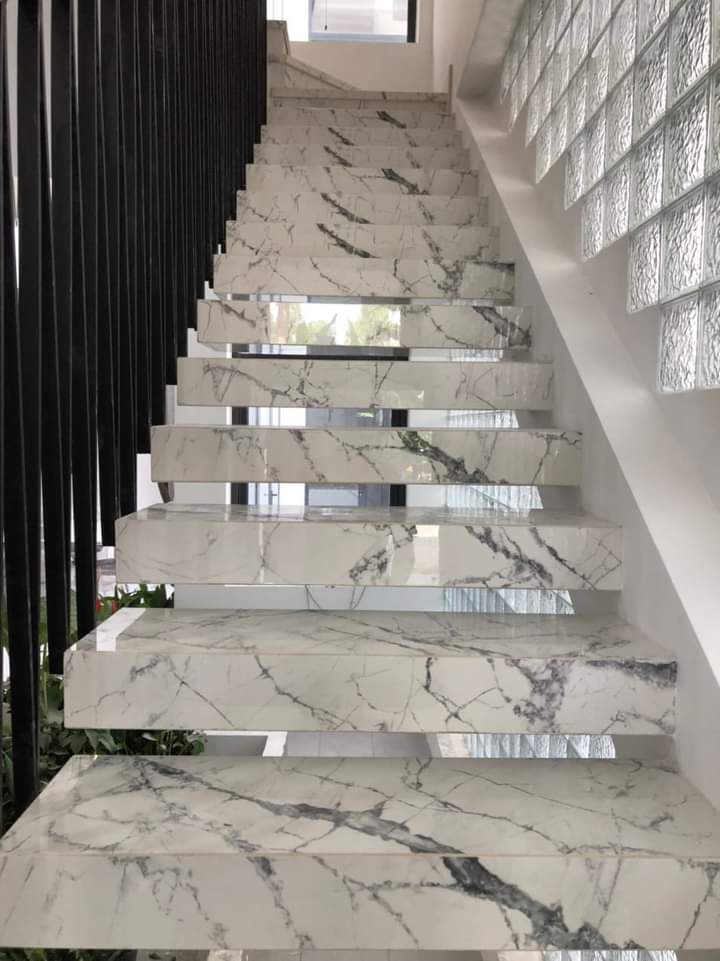 da-hoa-cuong-op-cau-thang