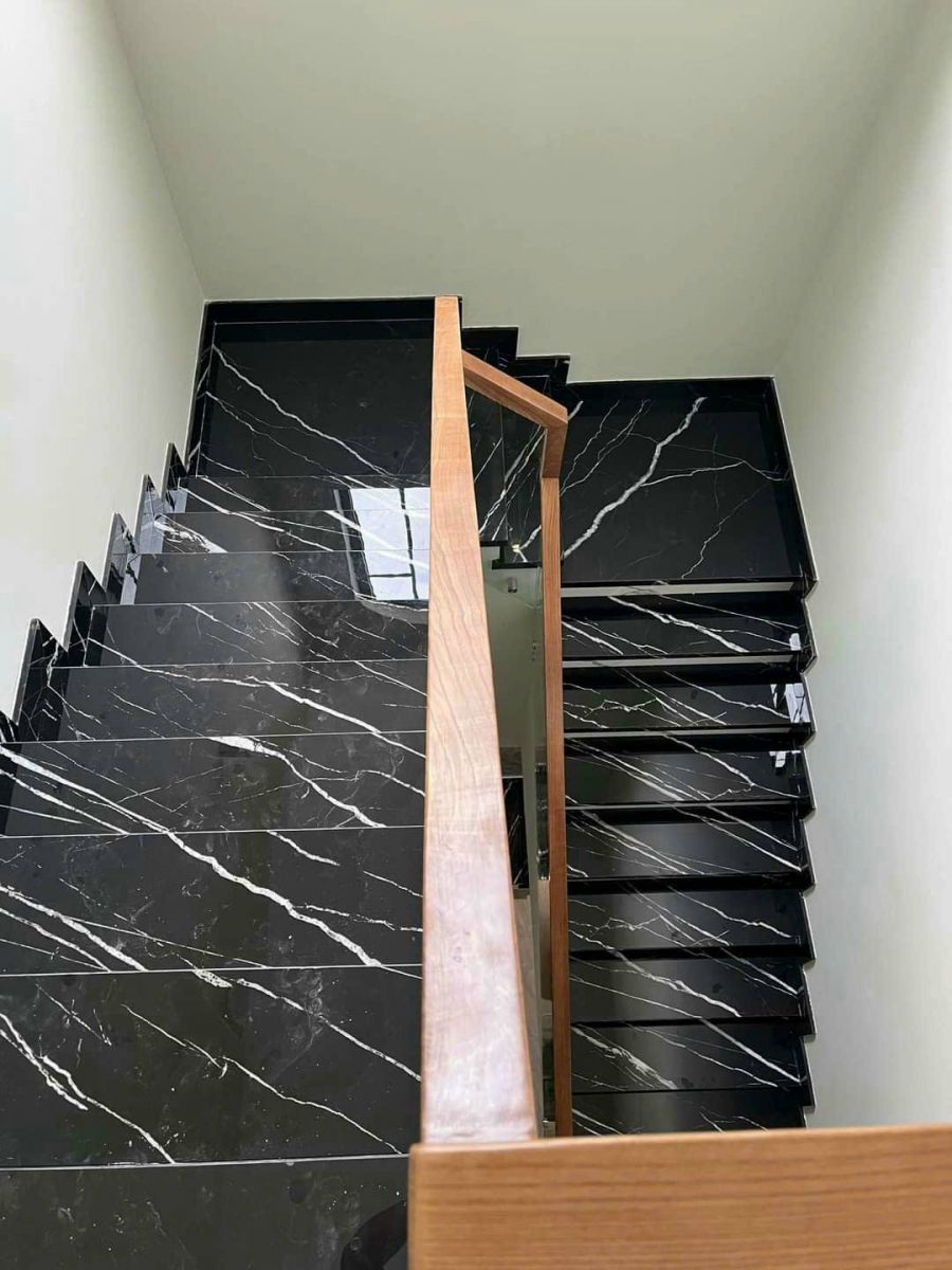 da-hoa-cuong-op-cau-thang